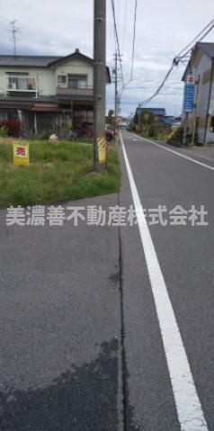 ５２５６７　瑞穂市古橋土地　の前面道路含む現地写真