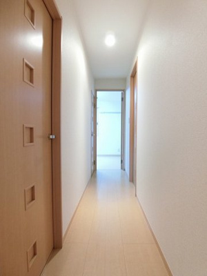 【展望】 | コンフォールⅠ | 玄関から室内への景観です！廊下と各居室の間には扉があるので冷暖房効率がいいですね♪