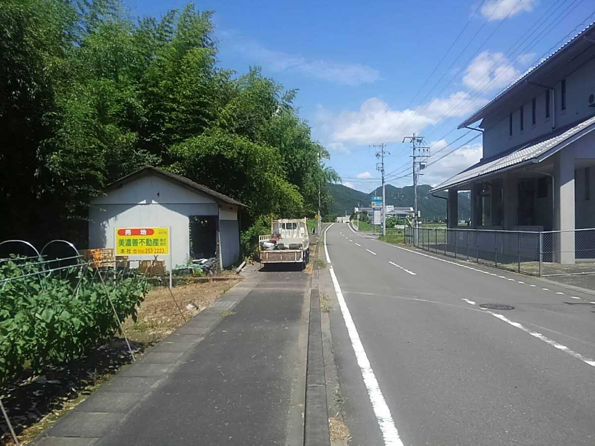 ４９７７８　美濃市生櫛土地　の前面道路含む現地写真