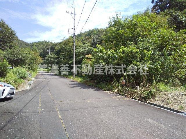 ４９８７０　山県市大門土地　の前面道路含む現地写真