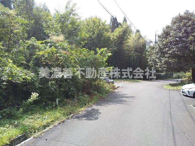 ４９８７０　山県市大門土地　の前面道路含む現地写真