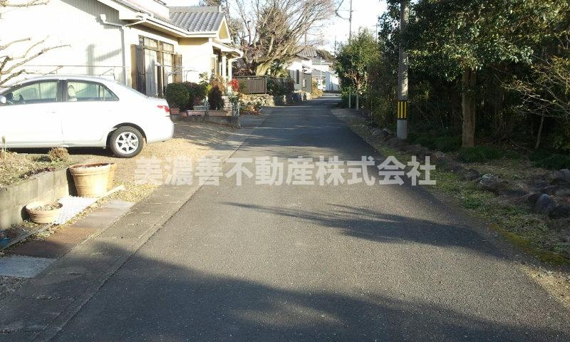 ５１０２２　岐阜市上西郷土地　の前面道路含む現地写真