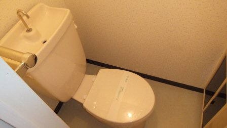 セジュール曙のトイレ|棚付きのトイレです