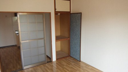 セジュール曙の居間・リビング|天袋収納付きです