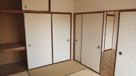 セジュール曙の居間・リビング|押入れタイプの収納です