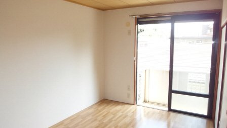 セジュール曙の居間・リビング|すぐ近くにスーパーがあります。