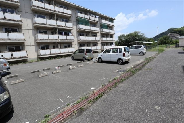 ビレッジハウス竹原2号棟の駐車場