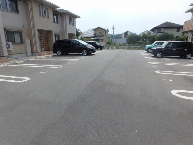 フェリオ勝原の駐車場