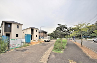 【前面道路含む現地写真】 | ２号棟　現地（2019年9月）撮影
前面道路は西側幅員約5.0mの市道です。