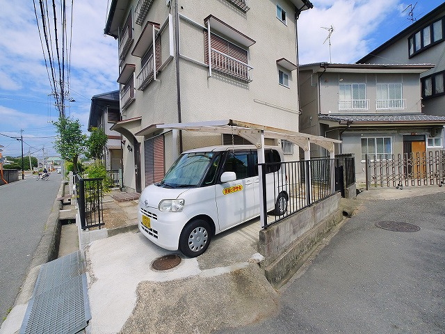 奈良市西大寺宝ヶ丘戸建の駐車場