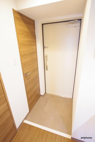 ワールドアイ江坂アルバ　仲介手数料無料の玄関