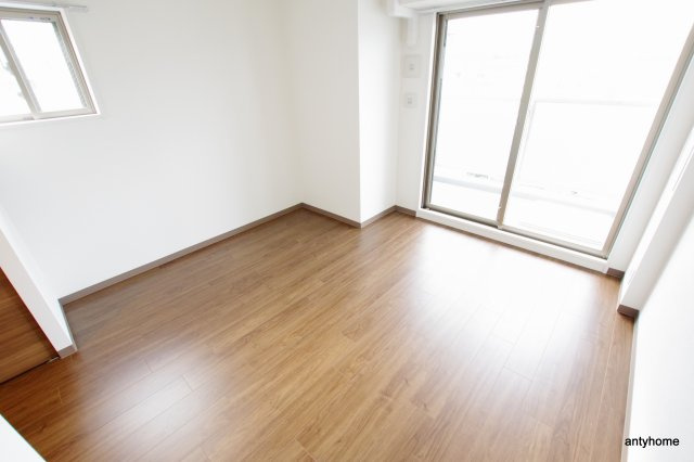 ワールドアイ江坂アルバ　仲介手数料無料の居間・リビング