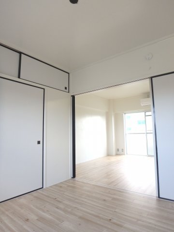 ビレッジハウス境港第二1号棟の洋室|イメージ写真（反転あり）