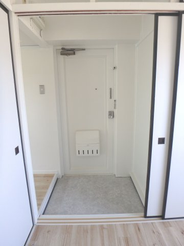 ビレッジハウス境港第二1号棟の玄関|イメージ写真（反転あり）
