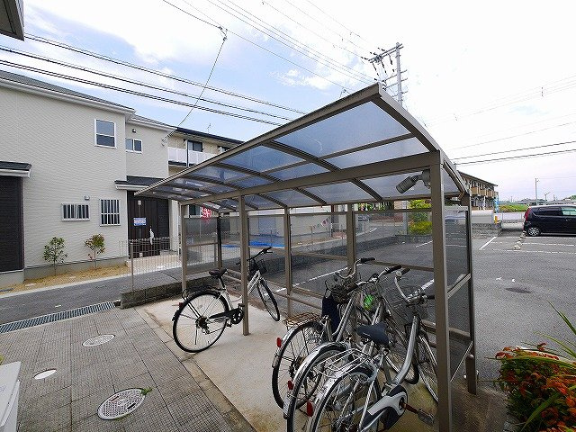 ヴァンフォレのその他共用部分|屋根付きの駐輪場です
