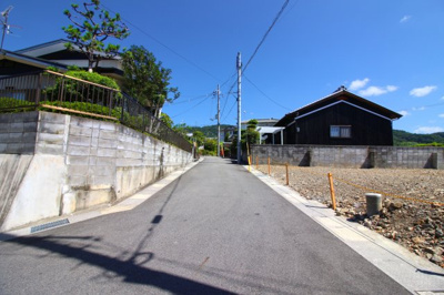 【前面道路含む現地写真】 | 綴喜郡井手町井手西高月　注文建築　建築条件なし　土地 | 前道は《平坦》で建築がしやすく、間口が《15.5ｍ》》もあるのでドッシリと構えたしっかりとした外観のお家が建てられますね。