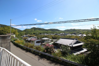 【展望】 | 綴喜郡井手町井手西高月　注文建築　建築条件なし　土地 | 表側は平坦ですが、裏側は道路より高い位置にありプライバシーも守られて快適な住まいに。眺望もよく陽当り・通風も良好です！