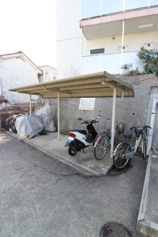 YKハイツ旭が丘の駐車場