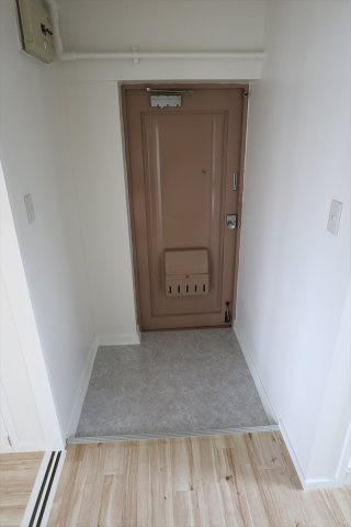 ビレッジハウス大乗2号棟の玄関