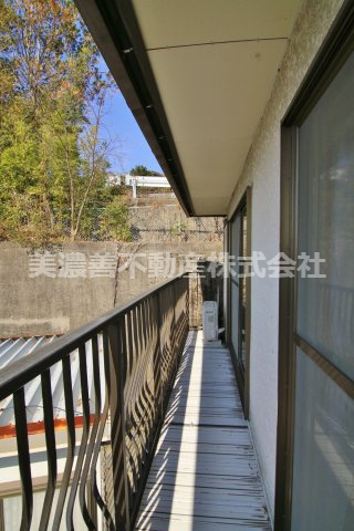 ５２７９０　岐阜市長良竜東町中古戸建てのバルコニー