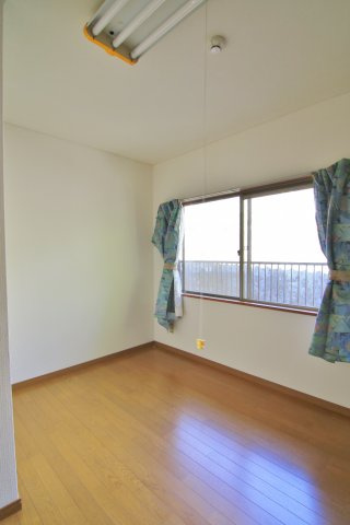 ５２７９０　岐阜市長良竜東町中古戸建ての洋室