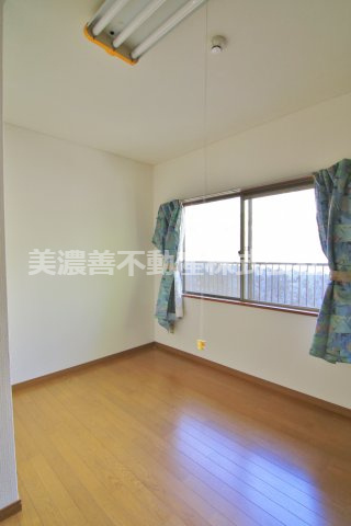 ５２７９０　岐阜市長良竜東町中古戸建ての洋室