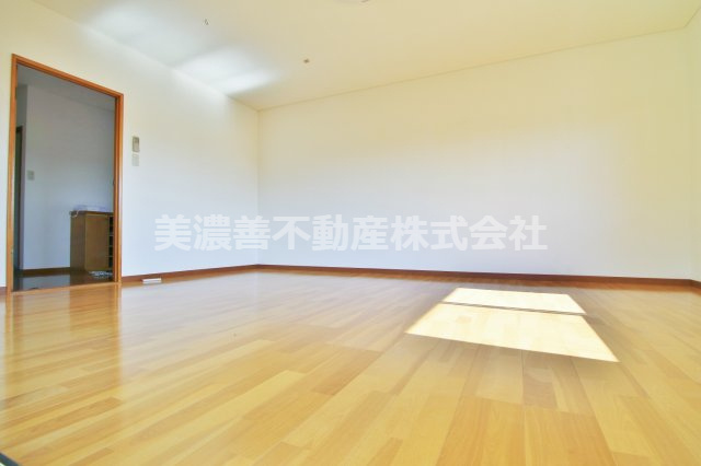 ５２７９０　岐阜市長良竜東町中古戸建ての洋室