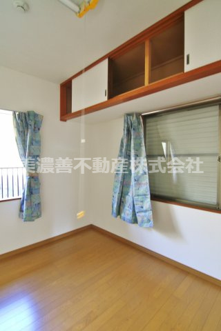５２７９０　岐阜市長良竜東町中古戸建ての洋室