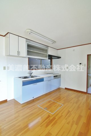 ５２７９０　岐阜市長良竜東町中古戸建てのキッチン