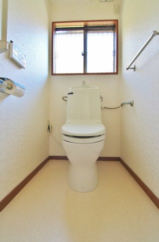 ５２７９０　岐阜市長良竜東町中古戸建てのトイレ