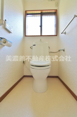 ５２７９０　岐阜市長良竜東町中古戸建てのトイレ
