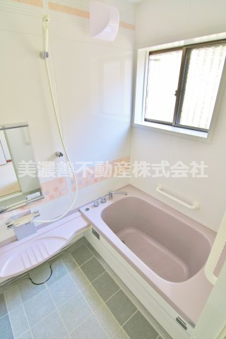 ５２７９０　岐阜市長良竜東町中古戸建ての浴室