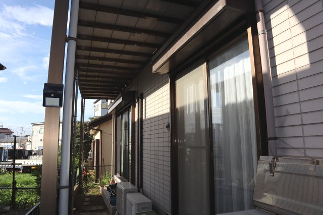 花見川区花島町　中古戸建　注文建築　の外観|１階の掃き出し窓は電動シャッター雨戸付き