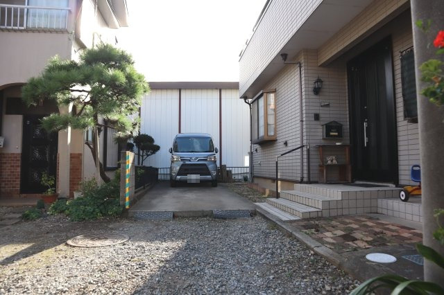 花見川区花島町　中古戸建　注文建築　の駐車場|カースペースは２台分（車種によります。）