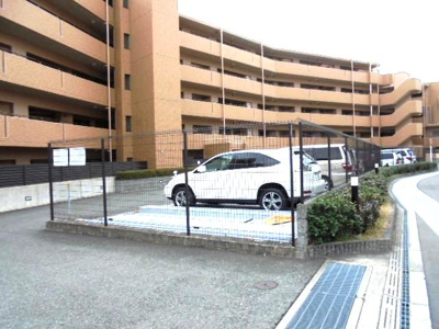 【駐車場】 | ローレルコート千里山星が丘 | 敷地内駐車場★