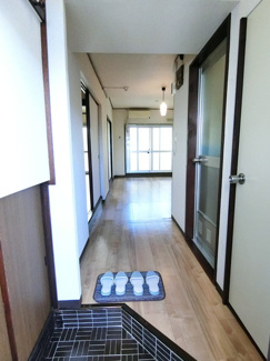【展望】 | 玄関から室内への景観です！右手に浴室・トイレ、正面にリビングダイニングキッチンがあります☆
