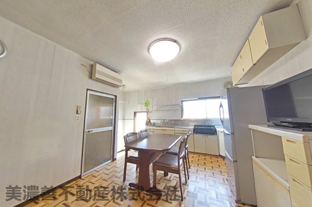 ５１３６８　安八郡輪之内町大藪中古戸建ての居間・リビング
