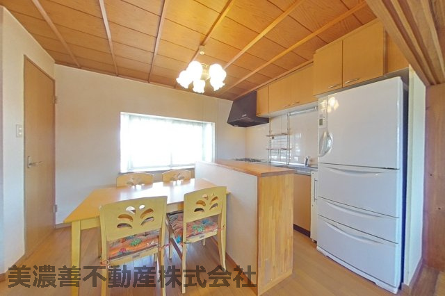 ５１３６８　安八郡輪之内町大藪中古戸建ての居間・リビング