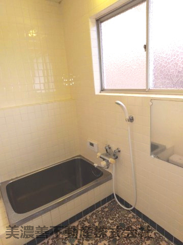 ５１３６８　安八郡輪之内町大藪中古戸建ての浴室