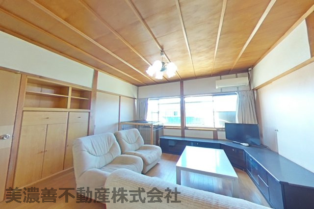 ５１３６８　安八郡輪之内町大藪中古戸建ての居間・リビング