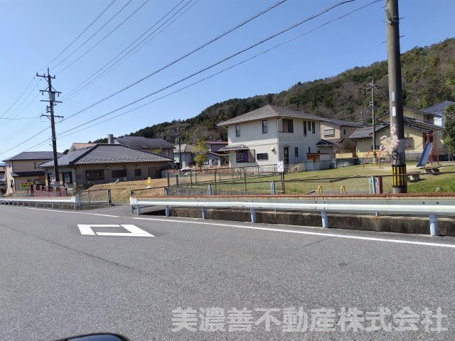 ５２０９３　本巣市文殊土地　の前面道路含む現地写真