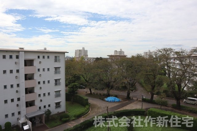 花見川住宅７街区　5階部分の展望|春には敷地内に桜が咲き並びます。