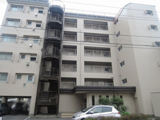 【外観】 | 南・東・西の三方角部屋につき日照・眺望良好！
階下は駐車場につきお部屋はございません♪
横浜線「鴨居」駅徒歩10分の立地。
