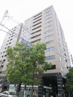 【外観】 | 13階・南西角部屋につき採光・通風・眺望良好！廊下側も人通りが少なくプライバシーを保てます♪