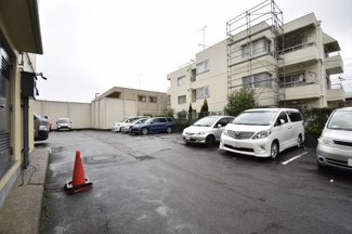 【駐車場】 | 敷地内駐車場です。
月額12000円(空き状況は担当までご連絡下さい。)