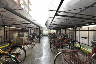 【その他共用部分】 | クレール川崎大師 | 駐輪場スペースです。
屋根付きの為、雨の日でも安心です。
月額300円(空き状況は担当までご連絡下さい。)
