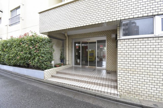 【エントランス】 | エントランス部分です。
京急大師線「川崎大師」駅徒歩5分の好立地です。