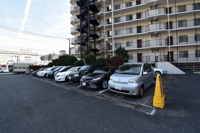 【駐車場】 | ソフトタウン根岸参番館 | 平置き駐車場