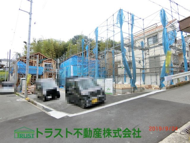 神戸市垂水区千鳥が丘18-1期-1号棟　新築戸建の前面道路含む現地写真