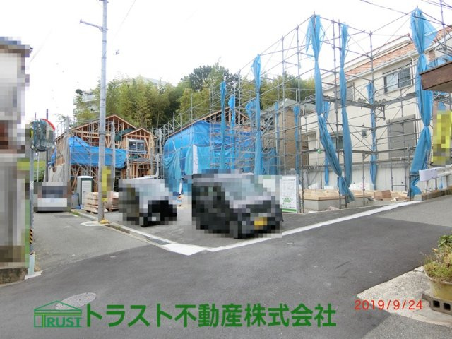 神戸市垂水区千鳥が丘18-1期-1号棟　新築戸建の前面道路含む現地写真